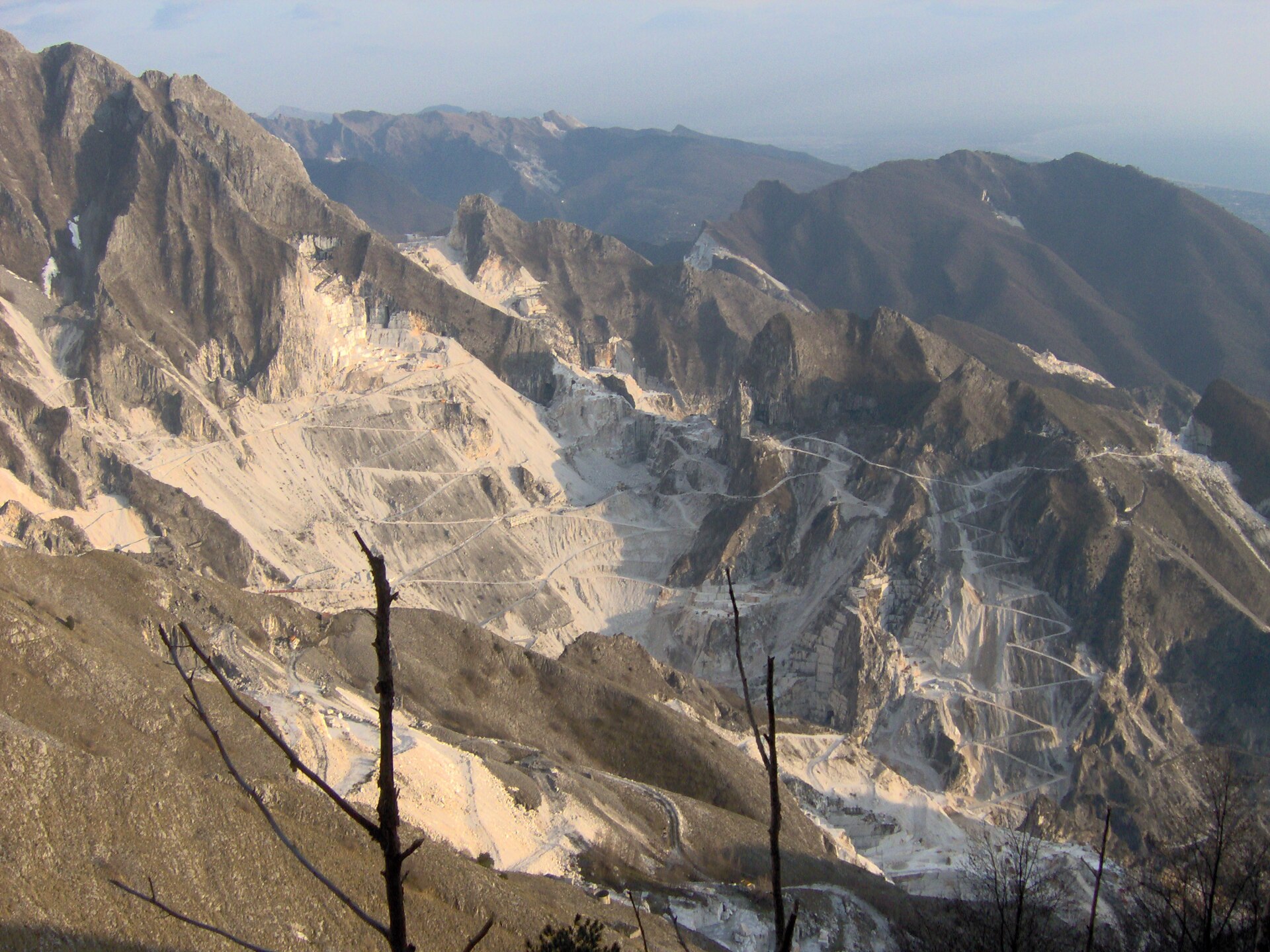 Le cave di marmo di Carrara viste da Campo Cecina, con le strade che salgono sui monti